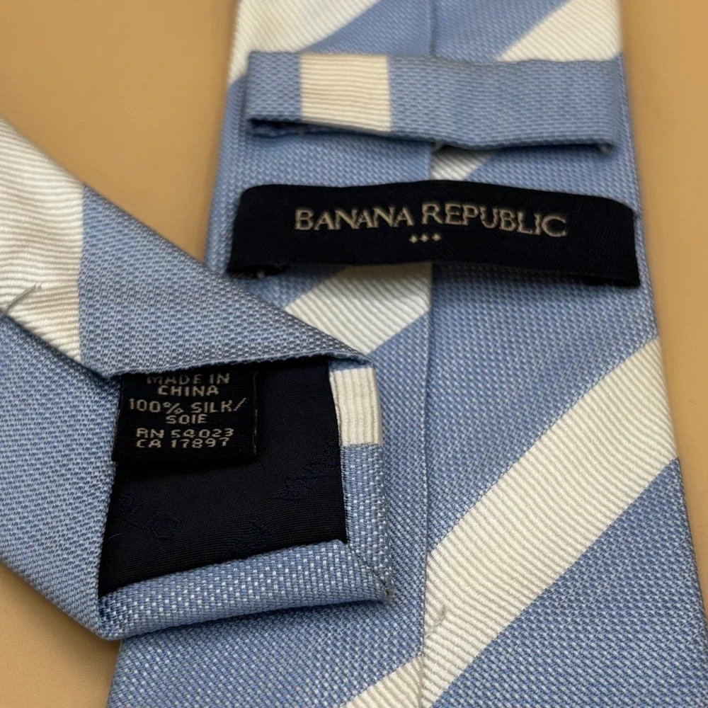 Banana Republic Mens Light Blue‎ White Striped 100% Silk Necktie Tie